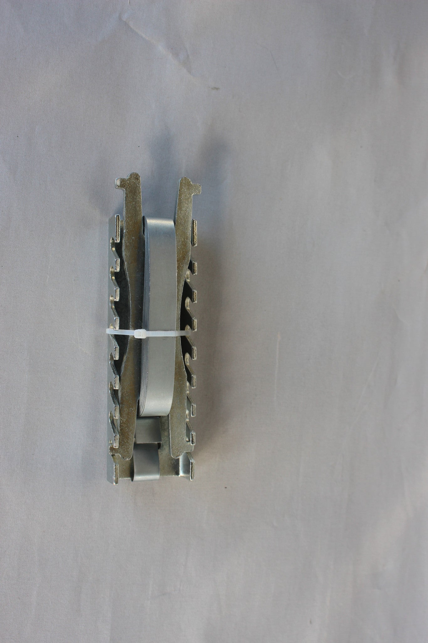 Metal hive clamp with metal strap
