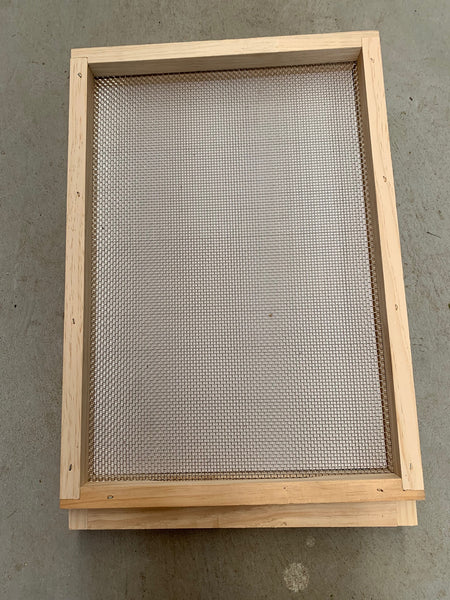 Bottom Board 10 frames with stainless steel mesh (Copy)